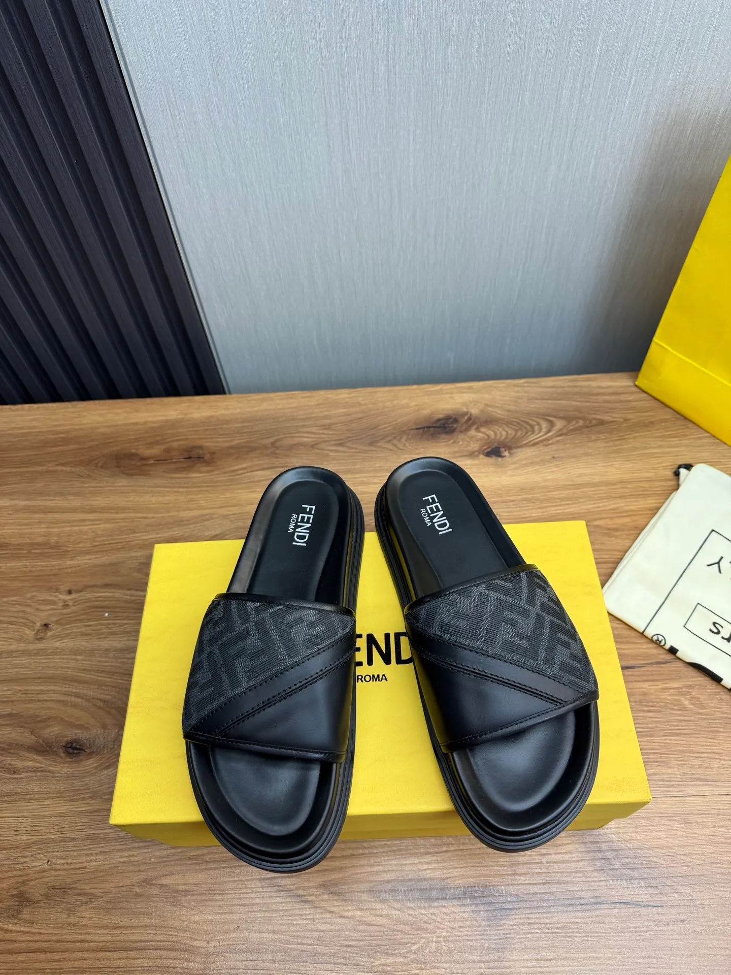Men's shoes 💰400💰 Fendi men's slippers, made one to one on the FENDI official website, sizes 38-45 45 46 🉑️Customized!